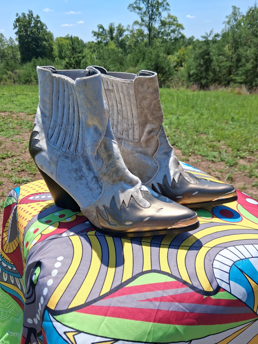 Cape Robbin Silver Metallic Western Ankle Boots Woman's Size 9 - Picture 2 of 9